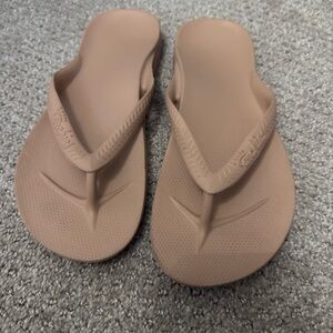 Archie’s Tan Flip-Flop Sandals